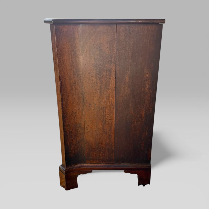 Antique Georgian 1760 Mahogany Serpentine Chest Of Drawers with Brushing Slide - Image 8